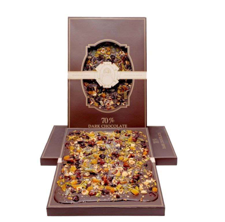 الفواكه المجففة و لوح الشوكولاتة الداكنة